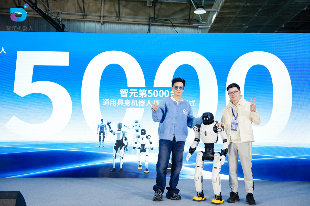 微扑克第5000台通用具身机器人量产下线，灵犀X2交付黄晓明工作室